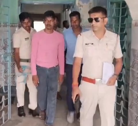 बेनाली में चोरी के मामले में एक गिरफ्तार, सात दिनों की पुलिस हिरासत की मांग
जामुड़िया : जामुड़िया थाना क्षेत्र के बेनाली गांव के मुस्लिमपाड़ा में घर का ताला तोड़कर लाखों रुपये के सोने के आभूषण और नकदी चोरी किए जाने के मामले में जामुड़िया थाना पुलिस को बड़ी सफलता मिली है। पुलिस ने चोरी की घटना में कथित रूप से संलिप्त एक व्यक्ति को गिरफ्तार किया है।
पुलिस सूत्रों के अनुसार, गिरफ्तार आरोपी आसनसोल रेलपार क्षेत्र का निवासी है। रविवार को उसे आसनसोल जिला अदालत में पेश किया जाएगा। पुलिस ने मामले की जांच के दौरान महत्वपूर्ण जानकारी हासिल करने तथा चोरी की घटना से जुड़े अन्य पहलुओं का पता लगाने के लिए आरोपी को सात दिनों की पुलिस हिरासत में लेने की मांग अदालत से की है।
उल्लेखनीय है कि बेनाली गांव के मुस्लिमपाड़ा निवासी मकान मालिक काजी इलियास अपने परिवार के सदस्यों के साथ रिश्तेदार के घर गए थे। इसी दौरान चोरों ने दीवार फांदकर घर में प्रवेश किया और ताला तोड़कर चोरी की घटना को अंजाम दिया। आरोप है कि चोर घर से करीब तीन से चार भरी सोने के आभूषण तथा लगभग ढाई से तीन लाख रुपये नकद लेकर फरार हो गए। इसी दिन इलाके के एक सीएसपी केंद्र में भी चोरी की घटना सामने आई थी।
पुलिस ने इस मामले में एक आरोपी को गिरफ्तार करने के बाद उससे पूछताछ शुरू कर दी है। पूछताछ के आधार पर चोरी की घटना में शामिल अन्य लोगों तथा चोरी किए गए सामान के संबंध में जानकारी जुटाने का प्रयास किया जा रहा है। पुलिस यह भी पता लगाने में जुटी है कि गिरफ्तार आरोपी किसी संगठित गिरोह का हिस्सा है या नहीं तथा इस घटना में उसके साथ और कौन-कौन लोग शामिल थे।