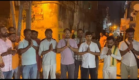 हनुमान चालीसा पाठ करते बजरंग दल के सदस्य