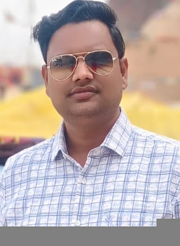 बंद पड़ी एबी पिट्स कोलियरी में आज भी धूमधाम से होती है दुर्गापूजा
1
जामुड़िया : कभी कोयला उत्पादन के लिए पहचान रखने वाली जामुड़िया एबी पिट्स कोलियरी आज भले ही बंद पड़ी हो, लेकिन यहां की धार्मिक एवं सांस्कृतिक परंपराएं आज भी जीवंत हैं। बंद पड़ी इस कोलियरी परिसर में श्री श्री दुर्गा पूजा कमेटी की ओर से वर्ष 1982 से लगातार दुर्गापूजा का आयोजन किया जा रहा है। आज भी यहां दुर्गोत्सव बड़े ही धूमधाम, उत्साह और श्रद्धा के साथ मनाया जाता है। एबी पिट्स कोलियरी स्थित दुर्गा मंदिर में इस वर्ष भी पूजा को लेकर विशेष तैयारियां की जा रही हैं। पूजा कमेटी की ओर से बताया गया कि दुर्गोत्सव के चारों दिनों पूजा-अर्चना के साथ रंगारंग सांस्कृतिक कार्यक्रम आयोजित किए जाएंगे। इसके अलावा श्रद्धालुओं के लिए माता का जागरण भी होगा। विभिन्न धार्मिक एवं सांस्कृतिक आयोजनों के माध्यम से पूरे इलाके में उत्सव का माहौल बनेगा।
स्थानीय लोगों के लिए यह दुर्गापूजा केवल धार्मिक आयोजन नहीं, बल्कि वर्षों पुरानी परंपरा और सामाजिक एकजुटता का प्रतीक है। कोलियरी बंद होने के बावजूद पूजा की परंपरा का लगातार जारी रहना यहां के लोगों की आस्था और जुड़ाव को दर्शाता है। पूजा के दौरान आसपास के क्षेत्र के लोग, पूर्व कोयला कर्मियों के परिवार और स्थानीय श्रद्धालु बड़ी संख्या में शामिल होते हैं।
पूजा कमेटी के पदाधिकारियों ने बताया कि दुर्गोत्सव के बाद माता की प्रतिमा का विसर्जन 21 अक्टूबर को महावीर अखाड़ा के साथ धूमधाम से किया जाएगा। इस दौरान पारंपरिक रूप से अखाड़े के साथ शोभायात्रा निकाली जाएगी और श्रद्धालु उत्साह के साथ मां दुर्गा को विदाई देंगे। पूजा कमेटी के पदाधिकारी में अध्यक्ष : सोरन चौधरी सचिव : सन्नी सिंह सह सचिव जंग बहादुर पासवान
कोषाध्यक्ष देवेंद्र पासवान एवं अजय राजवंशी शामिल है । पूजा आयोजन में श्री श्री दुर्गा पूजा कमेटी एवं महावीर अखाड़ा कमेटी, जामुड़िया एबी पिट्स कोलियरी की महत्वपूर्ण भूमिका है। वर्ष 1982 से चली आ रही यह दुर्गापूजा बंद पड़ी कोलियरी में आज भी आस्था, परंपरा और सामाजिक एकता की पहचान बनी हुई है।