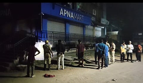 घटनास्थल पर लगी लोगों की भीड़