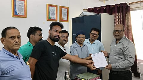 पूजा बोनस समेत विभिन्न मांगों को लेकर ठेका मजदूरों का प्रदर्शन
---कुनुस्तोड़िया एरिया कार्यालय के बाहर नारेबाजी, ईसीएल प्रबंधन को सौंपा ज्ञापन
जामुडिया : दुर्गापूजा के मद्देनजर ईसीएल के कुनुस्तोड़िया एरिया में कार्यरत ठेका मजदूरों ने पूजा बोनस समेत विभिन्न लंबित मांगों को लेकर सोमवार को एरिया कार्यालय के बाहर जोरदार प्रदर्शन किया। इस दौरान मजदूरों ने अपनी मांगों के समर्थन में नारेबाजी की। प्रदर्शन के बाद मजदूर प्रतिनिधियों ने विभिन्न मांगों से संबंधित ज्ञापन ईसीएल प्रबंधन को सौंपते हुए शीघ्र कार्रवाई की मांग की।
ठेका मजदूरों की प्रमुख मांगों में दुर्गापूजा से पहले पूजा बोनस का भुगतान करना शामिल है। मजदूरों ने ज्ञापन के माध्यम से 8.33 प्रतिशत की दर से पूजा बोनस दिए जाने की मांग की। मजदूर नेताओं ने कहा कि दुर्गापूजा बंगाल का प्रमुख त्योहार है और इस दौरान मजदूरों के परिवारों पर अतिरिक्त आर्थिक जिम्मेदारियां आती हैं। ऐसे में समय पर बोनस का भुगतान होने से मजदूरों को काफी राहत मिलेगी।
मजदूर प्रतिनिधियों ने कहा कि ठेका मजदूर ईसीएल के विभिन्न कार्यों में महत्वपूर्ण भूमिका निभाते हैं, लेकिन उनकी कई सुविधाएं एवं मांगें अभी भी लंबित हैं। प्रबंधन को मजदूरों की समस्याओं पर गंभीरता से विचार करते हुए उनका शीघ्र समाधान करना चाहिए। उन्होंने मांग की कि पूजा से पहले बोनस का भुगतान सुनिश्चित करने के साथ अन्य लंबित सुविधाओं को भी उपलब्ध कराया जाए।
प्रदर्शन के दौरान ठेका मजदूर नेता एवं केटीएमएस के नेतृत्व में बड़ी संख्या में मजदूर मौजूद रहे। इनमें बिरजू यादव, अनुपम चटर्जी, असगर अली, नासिर मियां और शंभू चौधरी सहित अन्य मजदूर शामिल थे। मजदूर नेताओं ने चेतावनी दी कि यदि उनकी मांगों पर शीघ्र सकारात्मक पहल नहीं की गई तो आगे आंदोलन को और तेज किया जा सकता है।