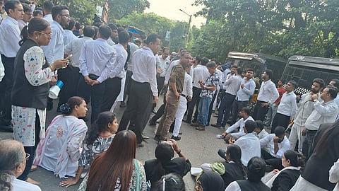 सोमवार को प्रदर्शन बैंकशाल कोर्ट के बाहर करते हुए वकील
