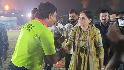 खिलाड़ियों का उत्साह बढ़ाते मंत्री अग्निमित्रा पॉल