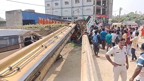 दुर्घटना स्थल पर लगी लोगों की भीड़