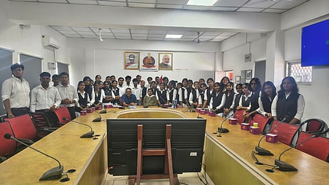 अंडमान लॉ कॉलेज के विद्यार्थी शैक्षणिक भ्रमण के दौरान नेताजी सुभाष चंद्र बोस इंस्टीट्यूट ऑफ पुलिस ट्रेनिंग की सुविधाओं और कार्यप्रणाली की जानकारी लेते हुए।