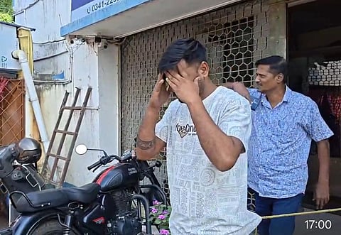 गिरफ्तार अभियुक्त को अदालत ले जाती पुलिस