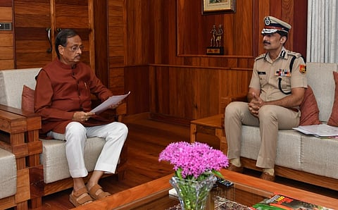 पुलिस महानिदेशक रविंद्र सिंह यादव लोक निवास में उपराज्यपाल डॉ. दिनेश शर्मा से मुलाकात करते हुए।