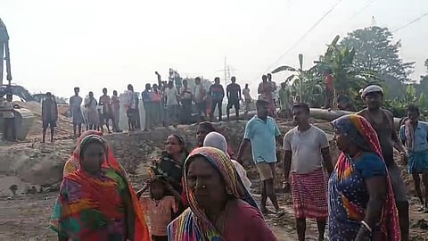 प्रदर्शन करती महिलाएं