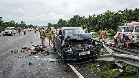 कार रेलिंग से टकराई तीन की मौत, छह घायल