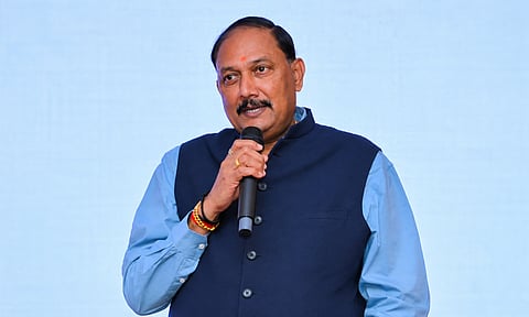फोटो में अंडमान एसोसिएशन ऑफ टूर ऑपरेटर्स के अध्यक्ष एम. विनोद पर्यटन वाहनों की खरीद पर राहत की मांग करते हुए।