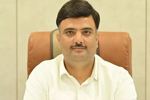 विवाद बढ़ने के बाद IAS अधिकारी ने खाली किया सरकारी कम्युनिटी हॉल
