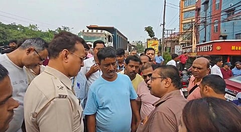 आक्रोशित लोगों को समझाते साउथ थाना आईसी विश्वजीत मुखर्जी
