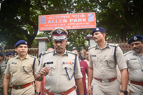 मंगलवार को एलेन पार्क मं निरीक्षण करते कोलकाता पुलिस कमिश्नर अजय नंद