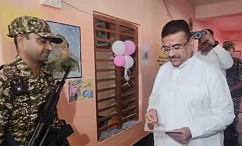 नंदीग्राम के नंदनायकबाड़ प्राइमरी स्कूल में वोट देने पहुंचे सीएम शुभेंदु अधिकारी