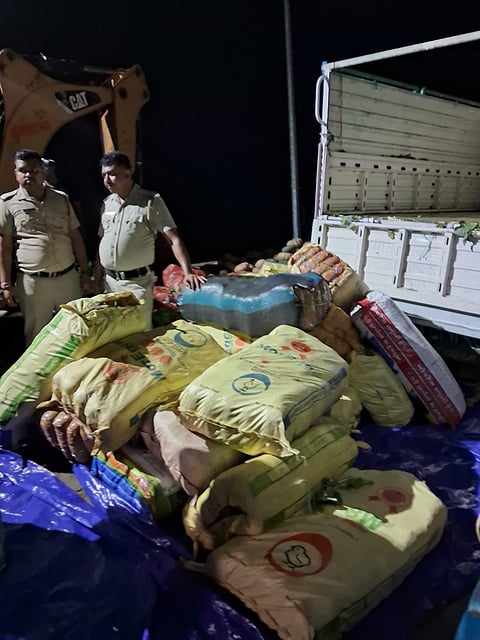 बरामद मादक पदार्थ को ले जाती हुई पुलिस