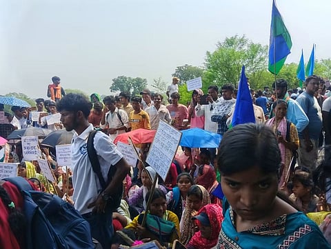 प्रदर्शन करते विद्यार्थी