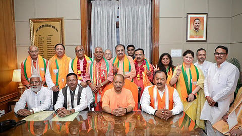 भाजपा उम्मीदवारों के साथ सीएम योगी आदित्यनाथ