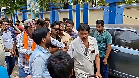 ब्लॉक ऑफिस के सामने गहमागहमी