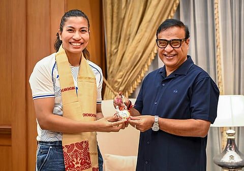लवलीना को सम्मानित करते हिमंत बिस्वा सरमा
