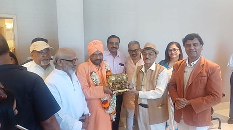 कार्तिक महाराज को उपहार देकर सम्मानित करते अस्पताल के संस्थापक जगन्नाथ गुप्ता, केके गुप्ता व अन्य
