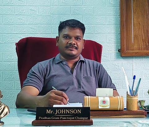 ग्राम पंचायत चैनपुर के प्रधान जॉनसन केरकेट्टा बिजली संबंधी समस्याओं के समाधान की मांग करते हुए।
