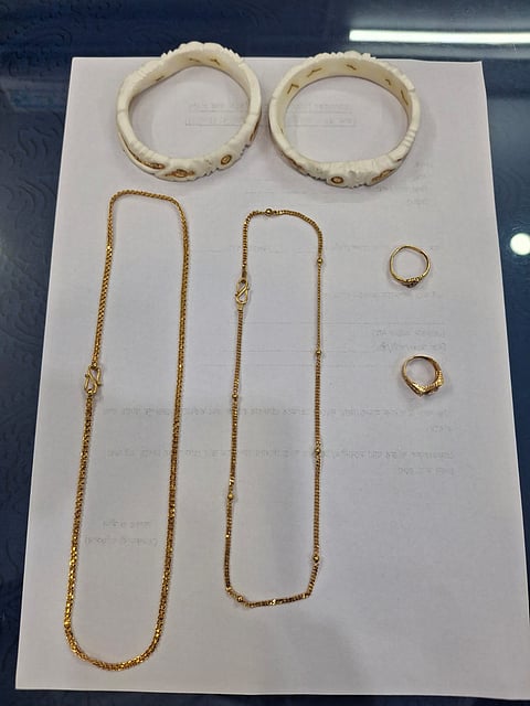 बरामद आभूषणों की तस्वीर