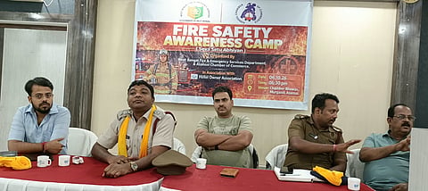 जानकारी देते फायर ब्रिगेड ओसी चिन्मय बख्शी