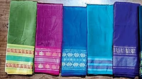 दुर्गा पूजा से पहले मालिया मेमोरियल सोसायटी ने महिलाओं को बांटी साड़ियां