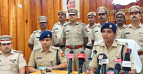 दक्षिण अंडमान जिला पुलिस अधीक्षक श्वेता के. सुगाथन पत्रकार वार्ता में मीडिया से बातचीत करते हुए।