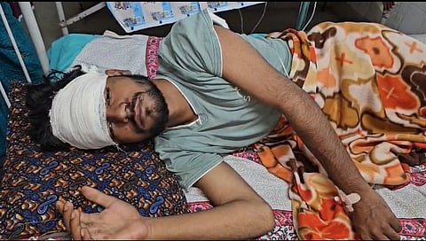 अस्पताल में इलाजरत बेहोश टोटो ड्राइवर