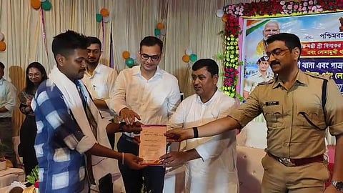 सम्मानित करते मंत्री, डीएम और एसपी