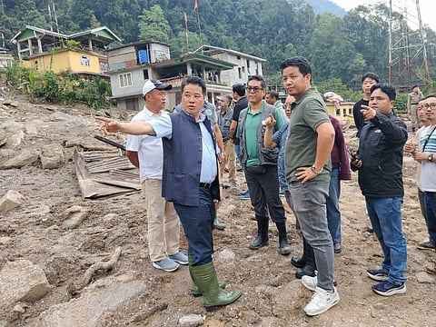 सांसद इंद्र हांग सुब्बा ने रिंबी भूस्खलन प्रभावित क्षेत्र का किया निरीक्षण