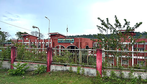 फोटो में मायाबंदर जिला न्यायालय की तस्वीर।