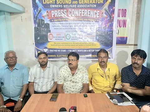 संवाददाताओं को संबोधित करते संगठन के पदाधिकारी