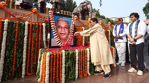 कांशीराम की पुण्यतिथि पर श्रद्धांजलि अर्पित करती हुईं मायावती