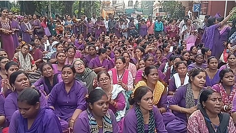 केएमसी के गेट के सामने सड़क जाम कर प्रदर्शन करती आशा कर्मी