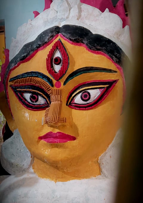 13 हजार रिसाइकल किए गए पेन से बनी मां दुर्गा की अनोखी कलाकृति, त्रिधारा सम्मिलनी में होगी प्रदर्शित