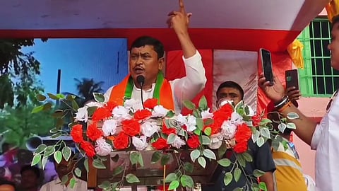 सभा को संबोधित करते मंत्री