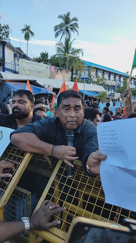 तस्वीर में राहुल गांधी पर हुए हमले के विरोध में अंडमान और निकोबार प्रदेश कांग्रेस समिति के कार्यकर्ताओं द्वारा आयोजित काला दिवस प्रदर्शन का दृश्य।