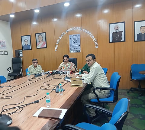 केएमसी की प्रशासक स्मिता पांडे प्रेस कॉन्फ्रेंस को संबोधित करती हुईं, साथ में हैं कई अधिकारी व अन्य