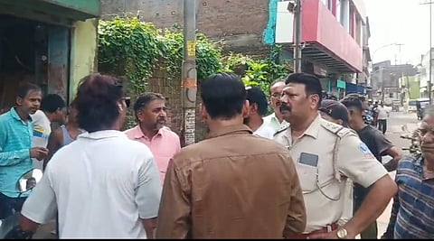 जागरुकता अभियान चलाते विभिन्न राजनीतिक दलों के समर्थक
