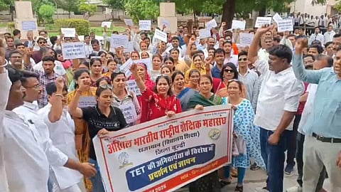 TET की अनिवार्यता पर असमंजस, शिक्षकों ने मांगे जवाब