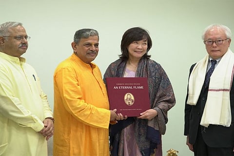 जापान के पूर्व प्रधानमंत्री स्वर्गीय शिंजो आबे की पत्नी अकी आबे (बीच में दाईं ओर) और निप्पॉन काइगी के चेयरमैन तोमोहिको तानिगुची (दाईं ओर) ने राष्ट्रीय स्वयंसेवक संघ (RSS) के सरकार्यवाह दत्तात्रेय होसबोले से मुलाकात की।
