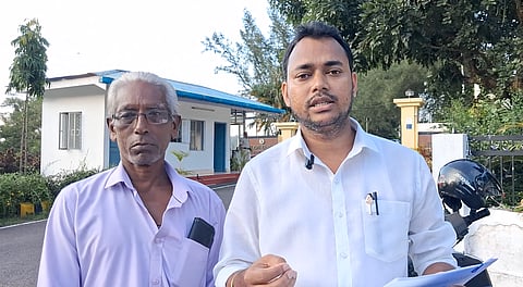 रामनगर ग्राम पंचायत के प्रधान मितुन दास और सरपंच अरुण बिस्वास की मुख्य सचिव से मुलाकात की तस्वीर।