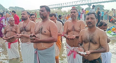 तर्पण करते श्रद्धालु