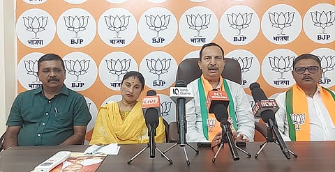 भाजपा के अंडमान एवं निकोबार प्रदेश अध्यक्ष अनिल कुमार तिवारी की पत्रकार वार्ता की तस्वीर।