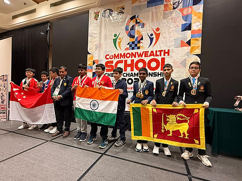 मलेशिया में आयोजित राष्ट्रमंडल विद्यालय शतरंज प्रतियोगिता में स्वर्ण पदक जीतने वाली भारतीय टीम के साथ अंडमान के शतरंज खिलाड़ी जेएस विराट विजयी मंच पर।