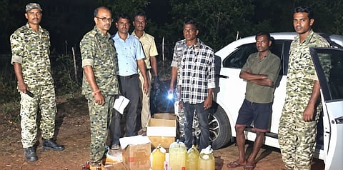 झारग्राम के संकराईल में पुलिस द्वारा पकड़ी गई शराब