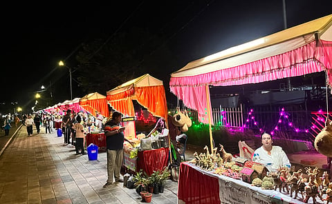 श्री विजय पुरम के मरीना पार्क में ग्रामीण महिलाओं के स्वयं सहायता समूहों की ओर से लगाए गए स्टॉल, जहां स्थानीय उत्पादों की प्रदर्शनी और बिक्री की जा रही है।