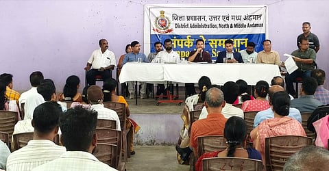 बाराटांग द्वीप के दौरे के दौरान जनसुनवाई में स्थानीय लोगों की शिकायतें सुनते तथा विकास कार्यों की समीक्षा करते उत्तर एवं मध्य अंडमान के उपायुक्त सुषांत पाधा।